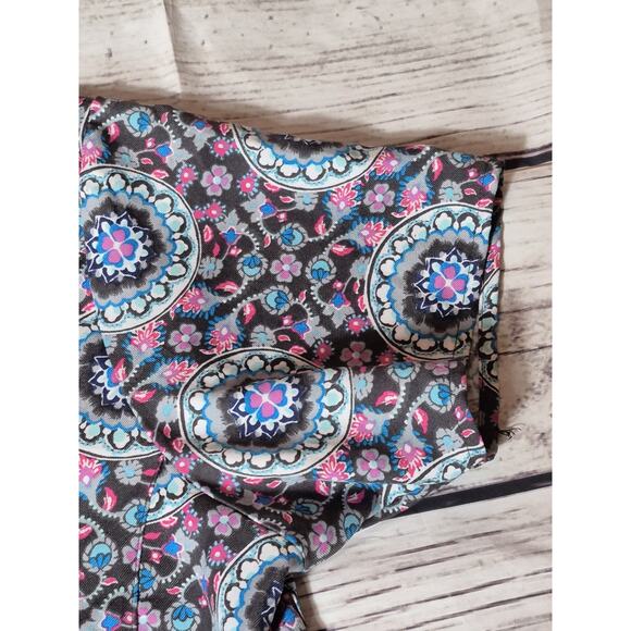 Vera Bradley Blue & Pink Patterned Scrub Top Womens Size Medium, 3 Pockets - Picture 8 of 9
